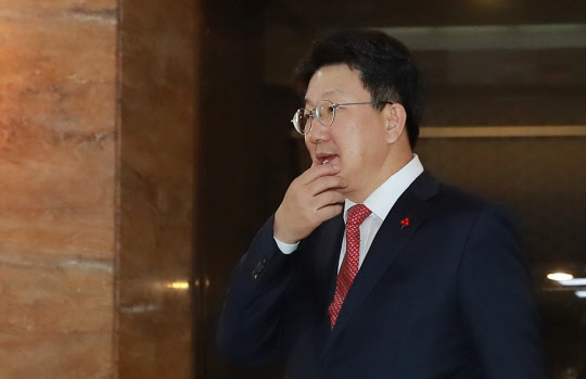 <탄핵가결> 본회의장 나서는 권성동 법사위원장      (서울=연합뉴스) 홍해인 기자 = 국회 법제사법위원장인 새누리당 권성동 의원이 9일 오후 박근혜 대통령 탄핵소추안이 가결된 뒤 본회의장을 나서고 있다. 2016.12.9      hihong@yna.co.kr  (끝)